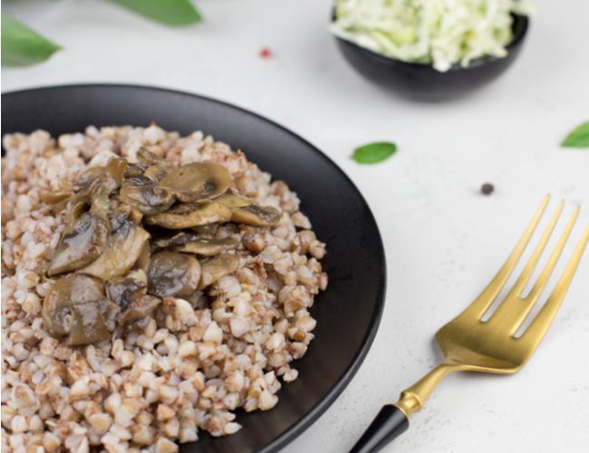 Гречка з грибами, смаженими з цибулею 180 г + салат з капусти 50 г